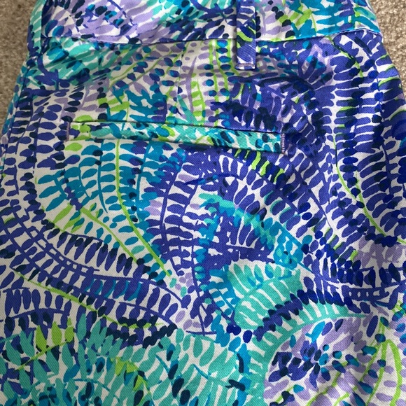 Lilly Pulitzer Shana stretch crop pant in blue currant fantasea print. Size 6 - Picture 3 of 6